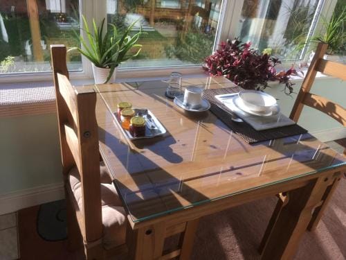 Luxury 3 bedded room with sea peeps and parking Hotel in Paignton
