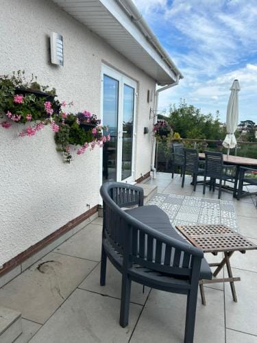 Luxury 3 bedded room with sea peeps and parking Hotel in Paignton
