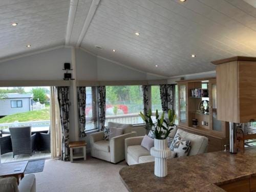 Beautiful Lodge At Manor Park In Norfolk Ref 23006Bu Lodge in Hunstanton