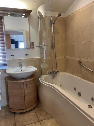Beautiful Lodge At Manor Park In Norfolk Ref 23006Bu Lodge in Hunstanton