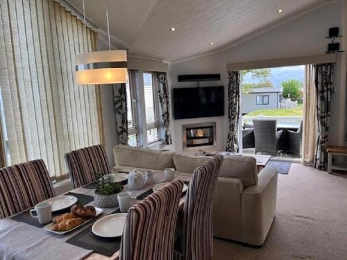 Beautiful Lodge At Manor Park In Norfolk Ref 23006Bu Lodge in Hunstanton