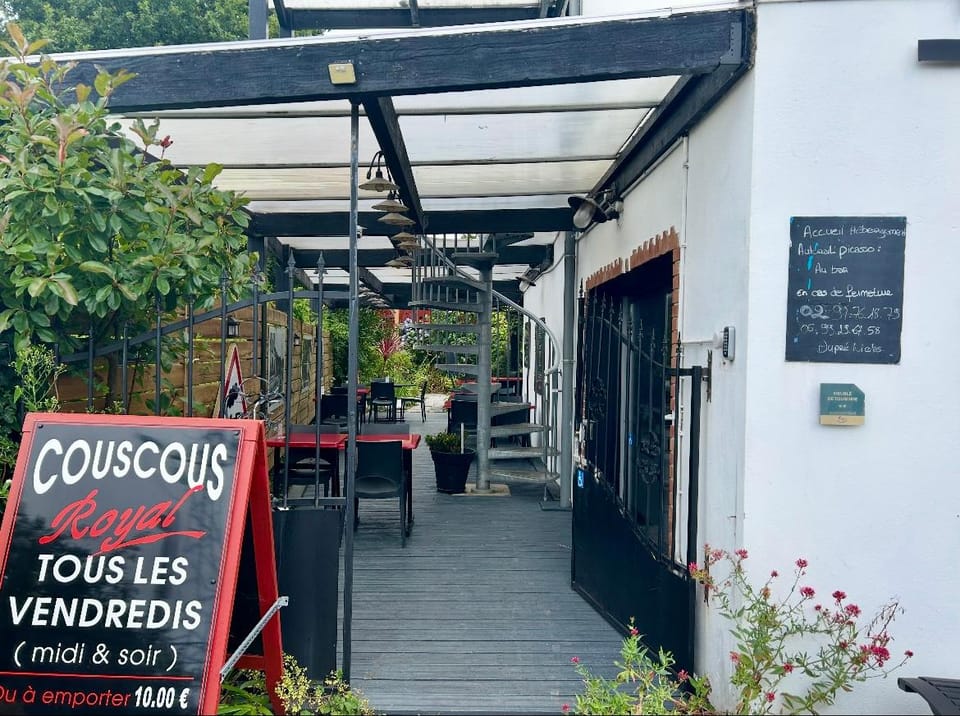 Autorail Picasso, Auberge du chemin de fer Hotel in Brittany