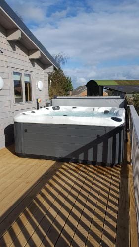 Ruth's Retreat Country Retreat with private hot tub Lodge in Wales