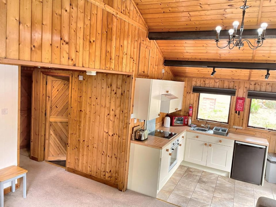 The Squirrel Lodge - Hot Tub - Pet Friendly - Pembrokeshire-Tenby Lodge in Wales