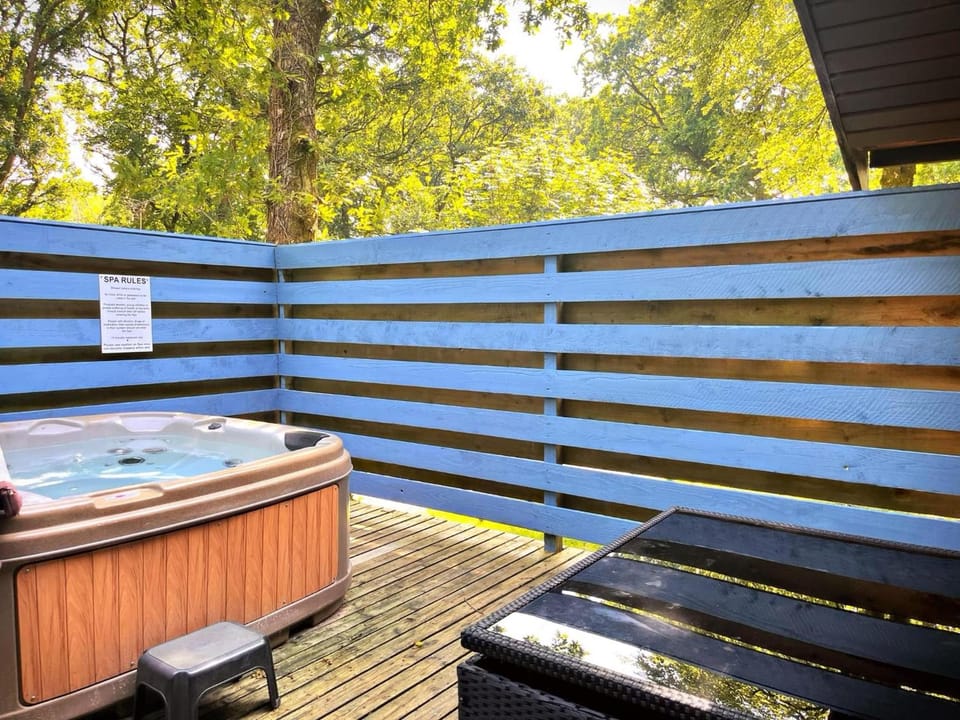 The Squirrel Lodge - Hot Tub - Pet Friendly - Pembrokeshire-Tenby Lodge in Wales