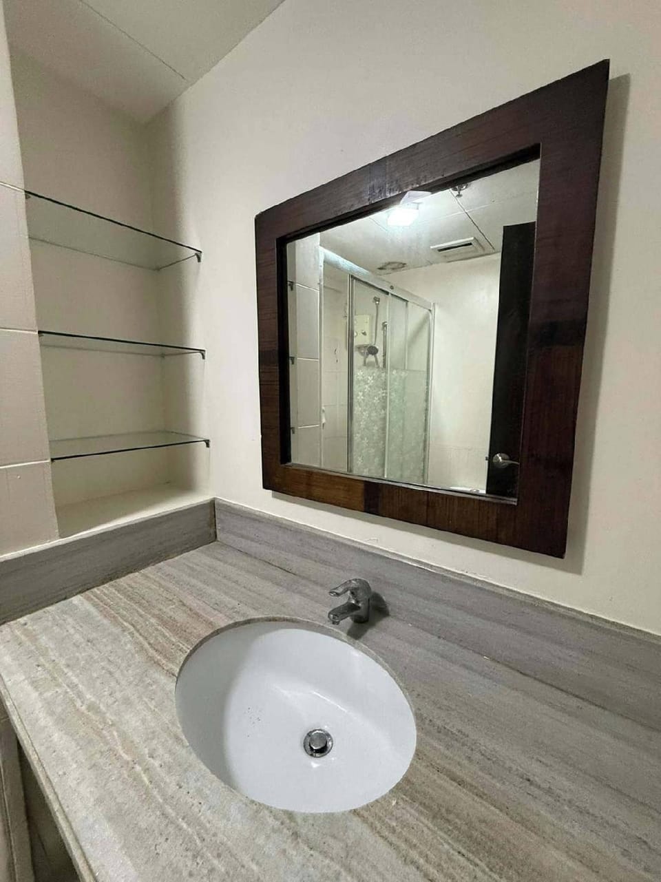 Alabang Condo by Lyre Hotel in Muntinlupa