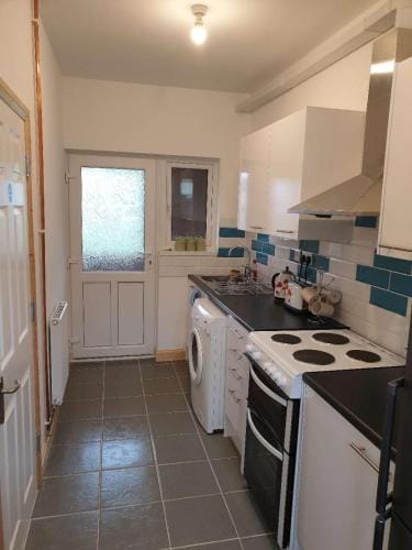 Browning House Bedrooms I Long or Short Stay I Special Rate Available Hotel in Derby