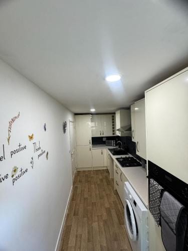 Town Centre spacious 4 bed town house Hotel in Huntingdonshire District