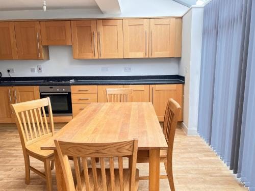 4 Bedroom House, 5 mins to Colchester Station, Contractors, free Parking, WiFI Hotel in Colchester