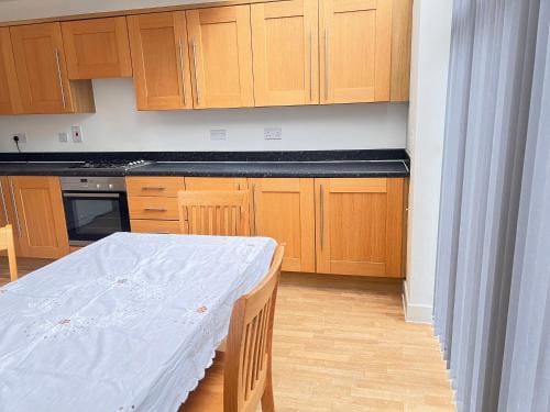 4 Bedroom House, 5 mins to Colchester Station, Contractors, free Parking, WiFI Hotel in Colchester