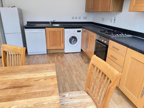 4 Bedroom House, 5 mins to Colchester Station, Contractors, free Parking, WiFI Hotel in Colchester