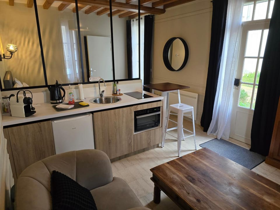 Au Loup Historic Apartments Hotel in Bayeux