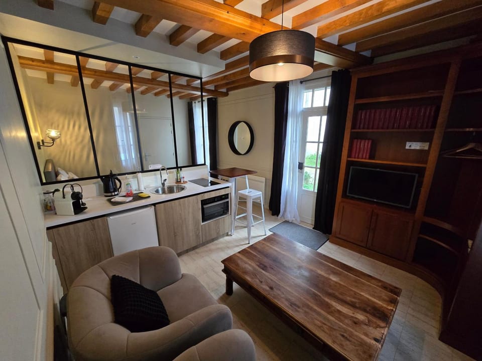 Au Loup Historic Apartments Hotel in Bayeux