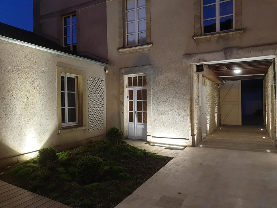 Au Loup Historic Apartments Hotel in Bayeux