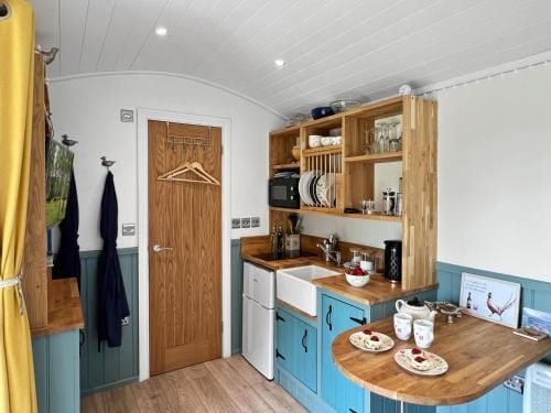 Daisy Shepherds Hut Lodge in West Somerset District
