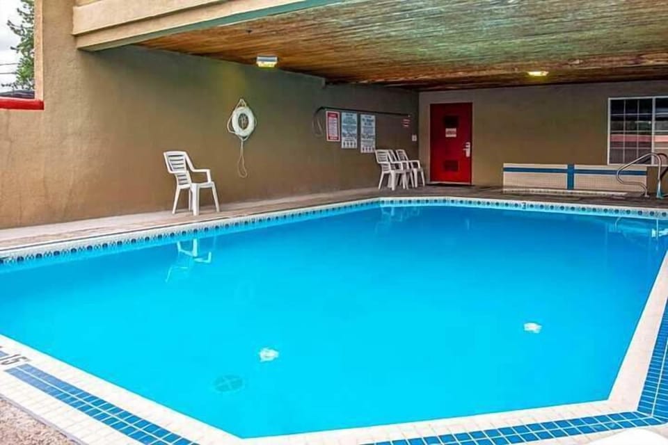 Rose City Inn & Suites Hotel in Gladstone