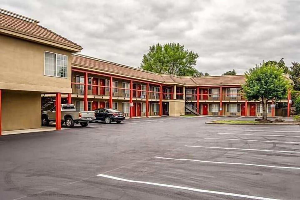Rose City Inn & Suites Hotel in Gladstone