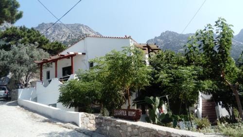 Zacharoula Rooms Hotel in Icaria