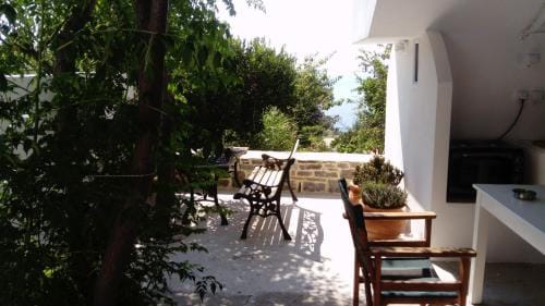 Zacharoula Rooms Hotel in Icaria