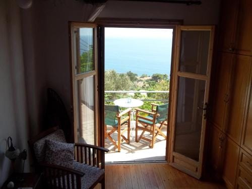 Zacharoula Rooms Hotel in Icaria