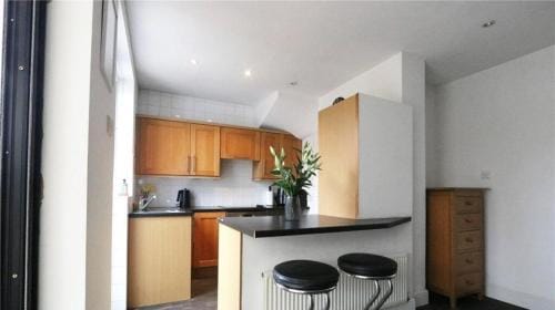 Bright 4 Bed Home with Ensuite Loft in Enfield EN1 Hotel in City of Westminster