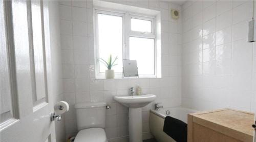 Bright 4 Bed Home with Ensuite Loft in Enfield EN1 Hotel in City of Westminster
