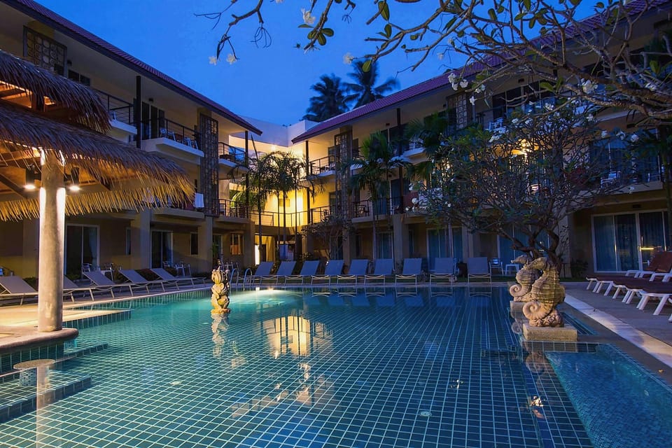 Swimming pool [outdoor]