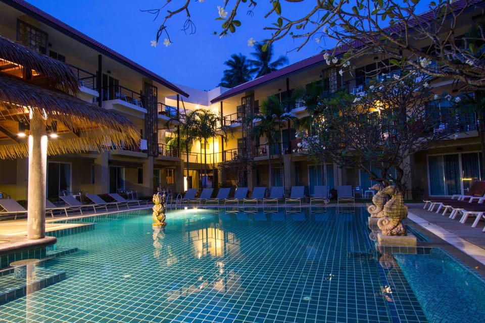 Swimming pool [outdoor]