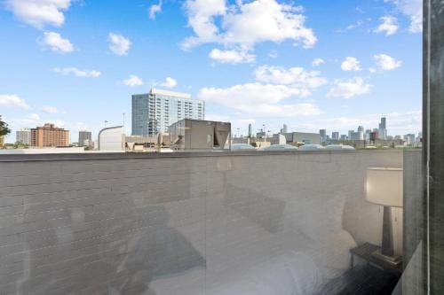 3BR City Escape Bright Sleek Spacious Hotel in Chicago