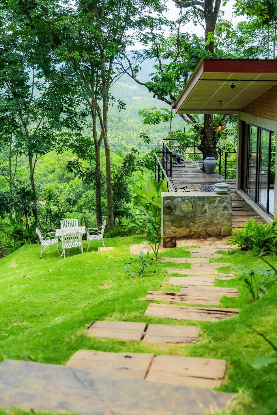 Heliconia Ledge  Lodge in Central Province