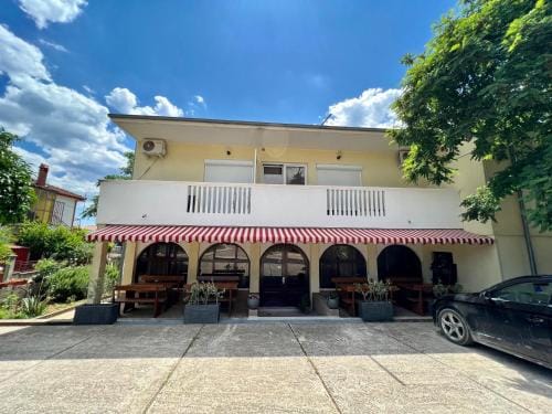 Apartments and pansion M&R Hotel in Šibenik-Knin County, Croatia