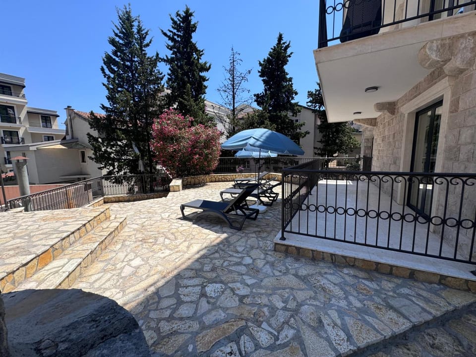 Sunny Bay Apartments Hotel in Budva