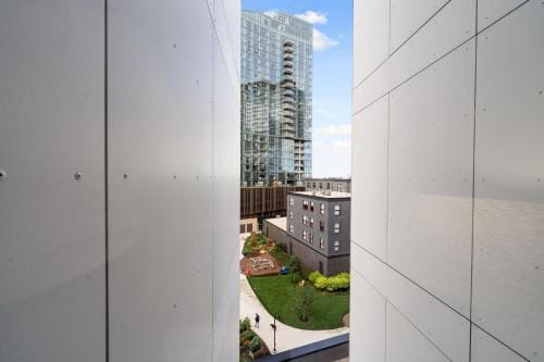 Elegant 3BR Stay Prime Location Hotel in Chicago