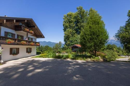 Pension Waldklause, Doppelzimmer mit Balkon, Dusche, WC Hotel in Berchtesgaden