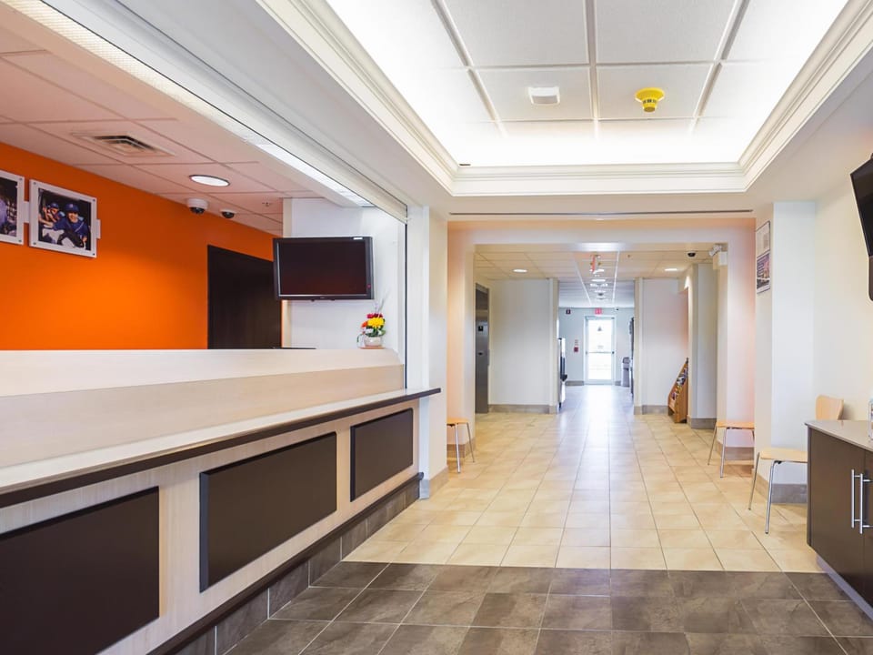 Motel 6 Whitby, ON - Toronto East Hotel in Oshawa