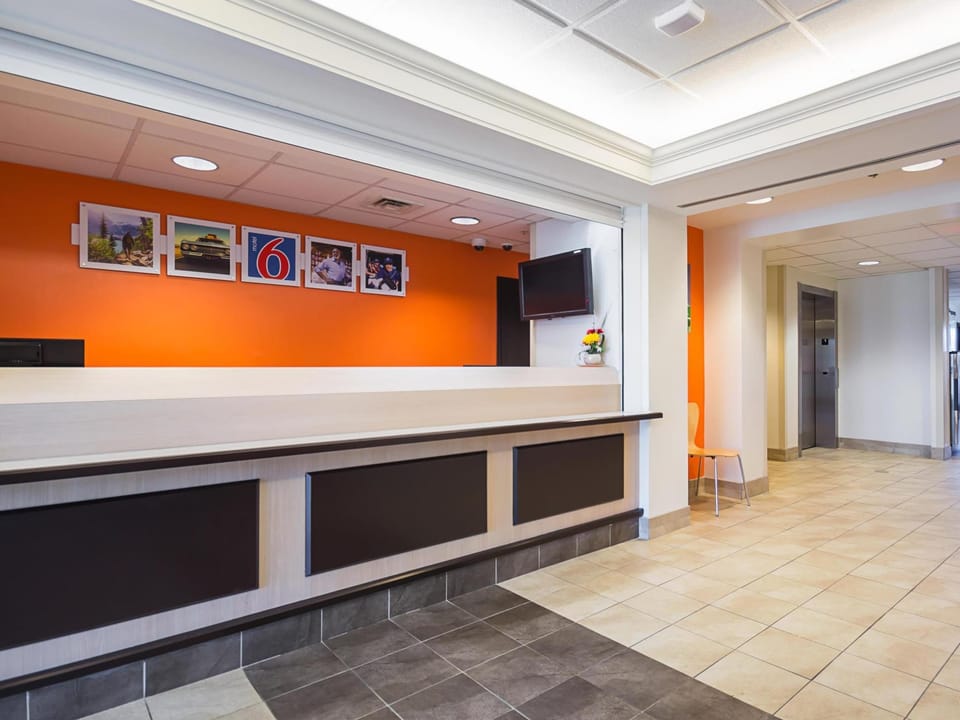 Motel 6 Whitby, ON - Toronto East Hotel in Oshawa