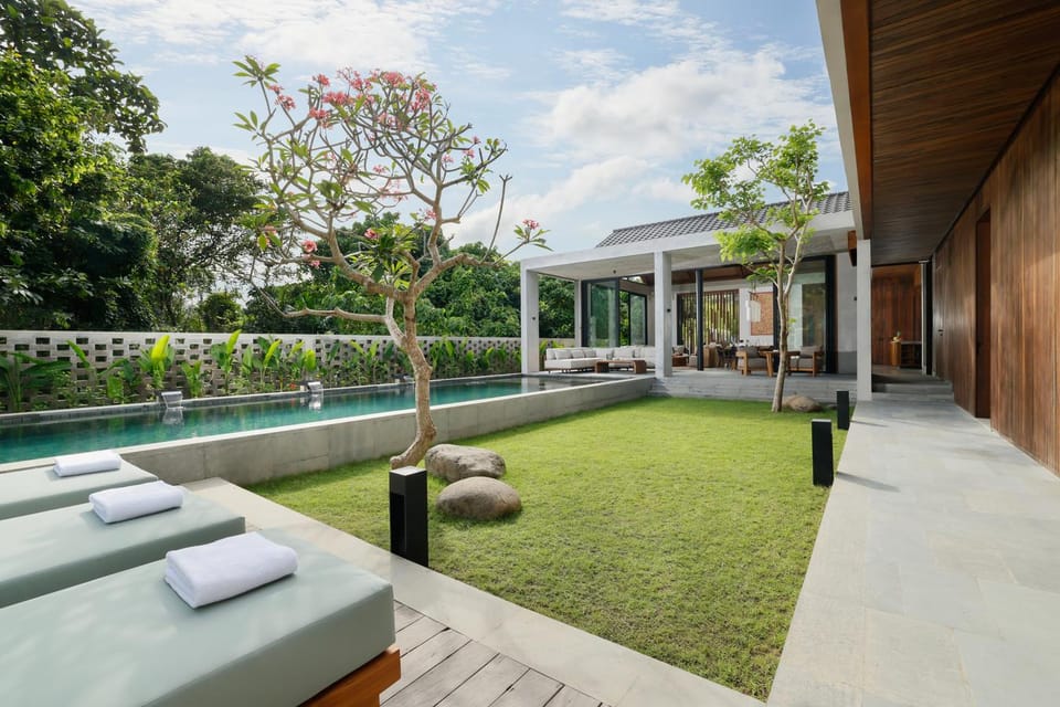 Swimming pool [outdoor]