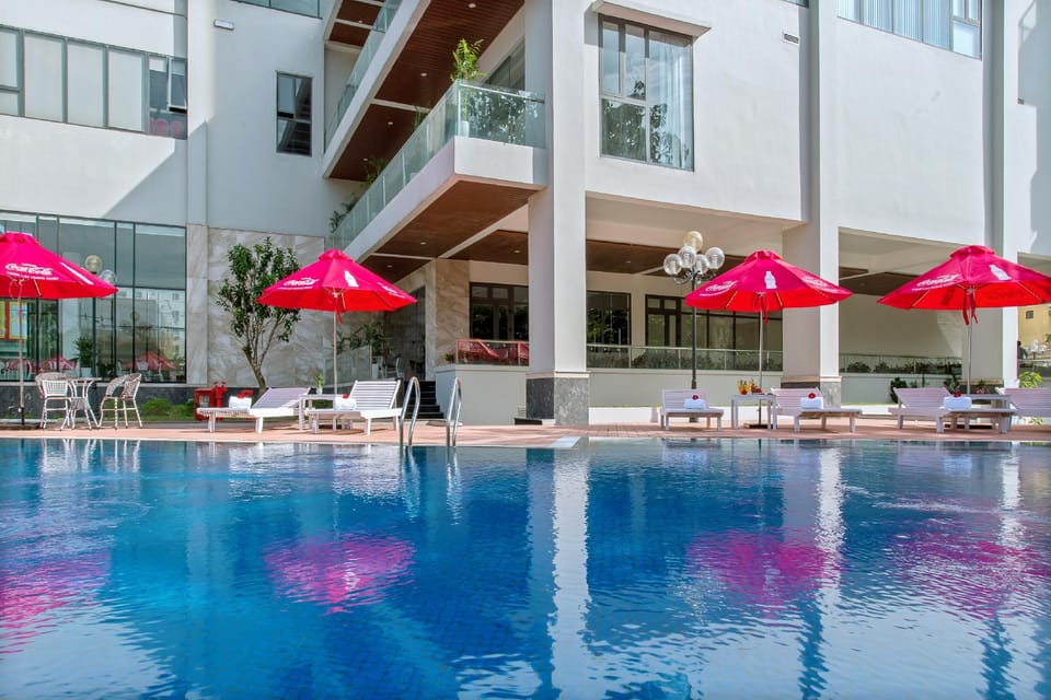 Swimming pool [outdoor]