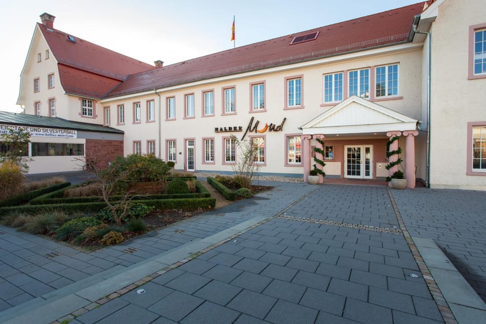 Halber Mond Hotel in Hesse
