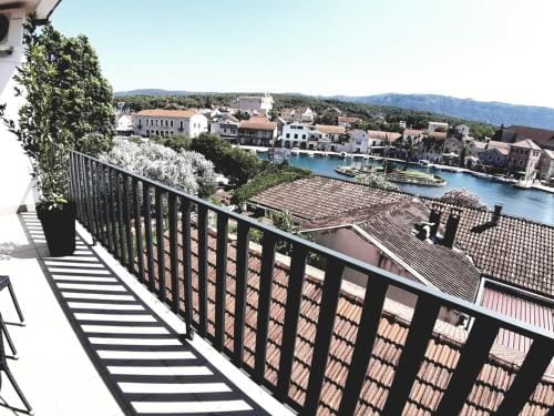 Mediteran Hvar - Modern Rooms and Restaurant, B&B Hotel in Vrboska