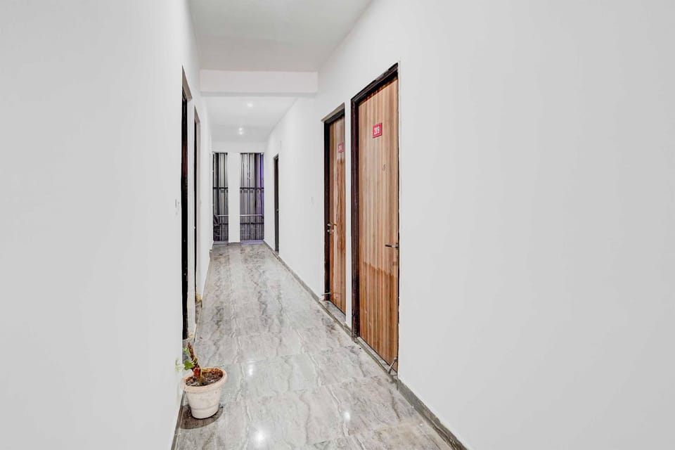 Collection O Sector 121 Gaur City Mall Noida Royal FNG Hotel in Noida