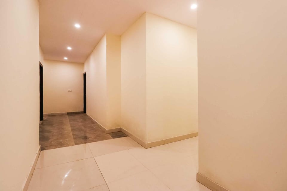 Collection O Rohini Sector 18 Metro Station Mohit Plaza Hotel in Delhi
