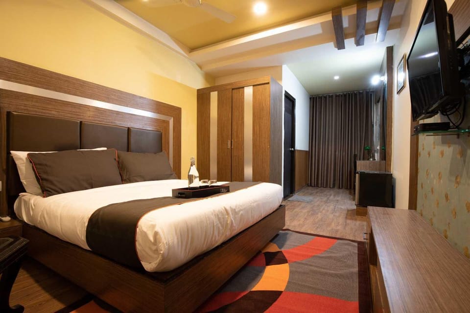 Townhouse Oak Vrindavan Road Near Vaishno Devi Dham Hotel in Uttar Pradesh