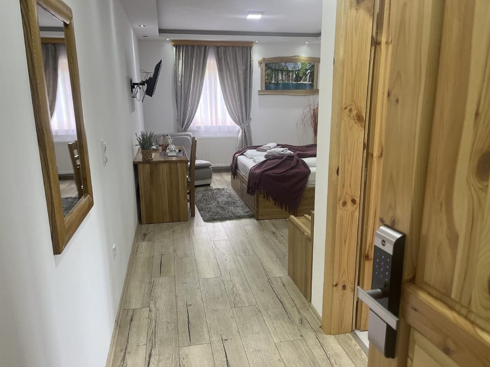 Rustic Inn River Inn in Plitvice Lakes Park