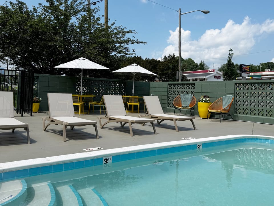 Swimming pool [outdoor]