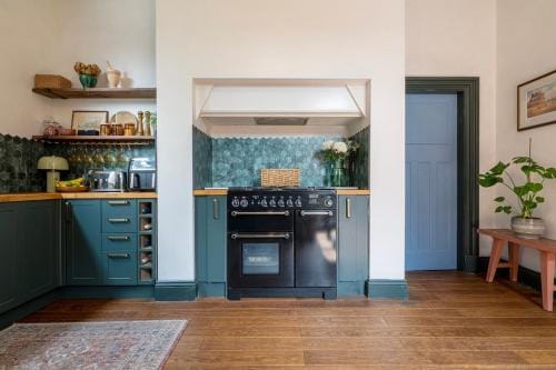 3 Bed Newark Home with Grand Ceilings & Cozy Vibes Hotel in Newark-on-Trent