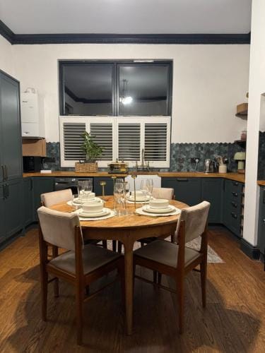 3 Bed Newark Home with Grand Ceilings & Cozy Vibes Hotel in Newark-on-Trent