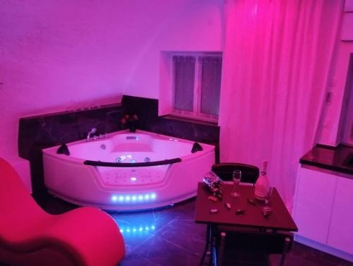 La suite miroir, love room avec jacuzzi Hotel in Aix-en-Provence