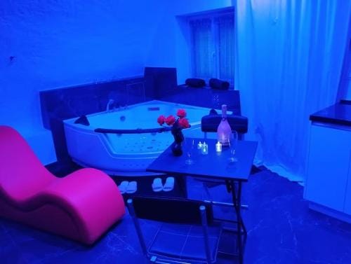 La suite miroir, love room avec jacuzzi Hotel in Aix-en-Provence