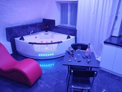 La suite miroir, love room avec jacuzzi Hotel in Aix-en-Provence